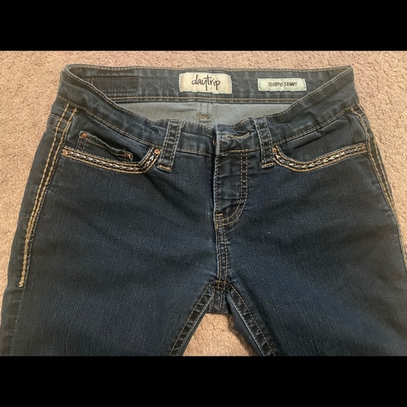 Daytrip Buckle Jeans - Picture 2 of 3